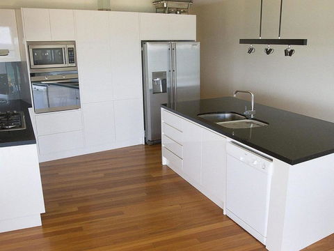 Joness Beach House Perfect Location With Views! - Australia Accommodation 5