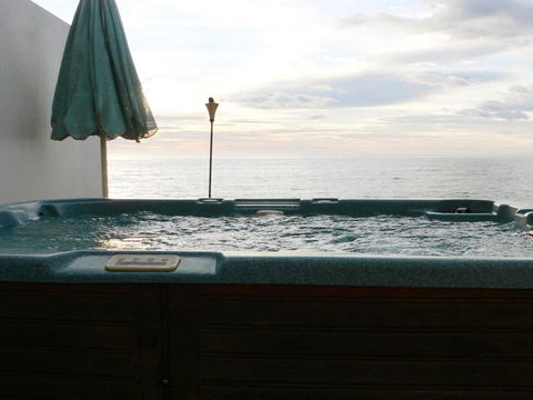 Joness Beach House Perfect Location With Views! - Australia Accommodation 2