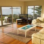 Joness Beach House Perfect Location With Views! - Australia Accommodation 0