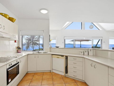 Tilbury Breeze Ocean Views Comfort & Style - Australia Accommodation 5