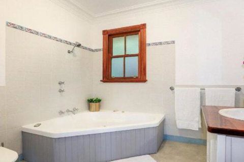 Treetops Elegant Inviting Designer Cedar Home - Australia Accommodation 4