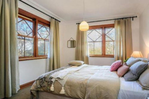 Treetops Elegant Inviting Designer Cedar Home - Australia Accommodation 2