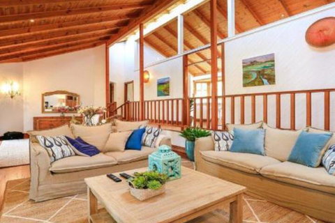 Treetops Elegant Inviting Designer Cedar Home - Australia Accommodation 7