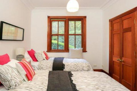 Treetops Elegant Inviting Designer Cedar Home - Australia Accommodation 3