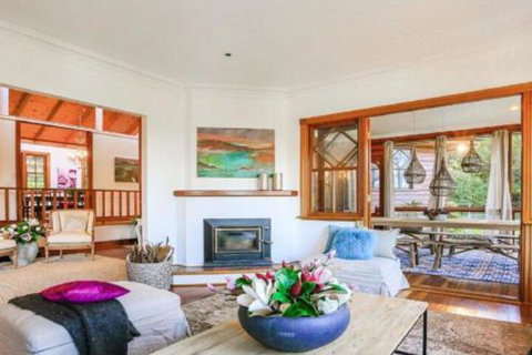 Treetops Elegant Inviting Designer Cedar Home - Australia Accommodation 6