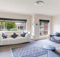 Walling Clifton Gardens backing onto golf course - Australia Accommodation