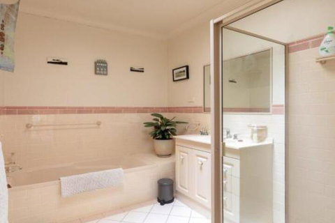 Walling Clifton Gardens Backing Onto Golf Course - Australia Accommodation 3