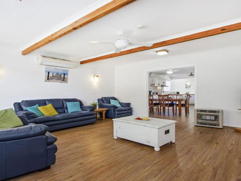 Whispering Waves Relaxing Beach House - Australia Accommodation 6