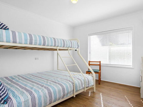 Whispering Waves Relaxing Beach House - Australia Accommodation 5