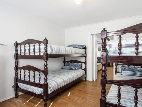 Whispering Waves Relaxing Beach House - Australia Accommodation 2