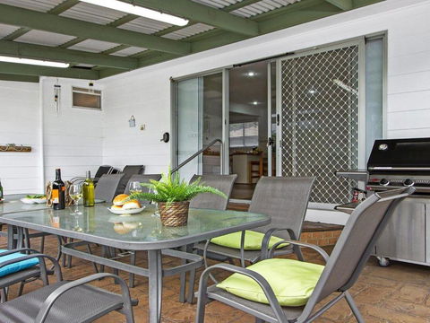 Whispering Waves Relaxing Beach House - Australia Accommodation 4