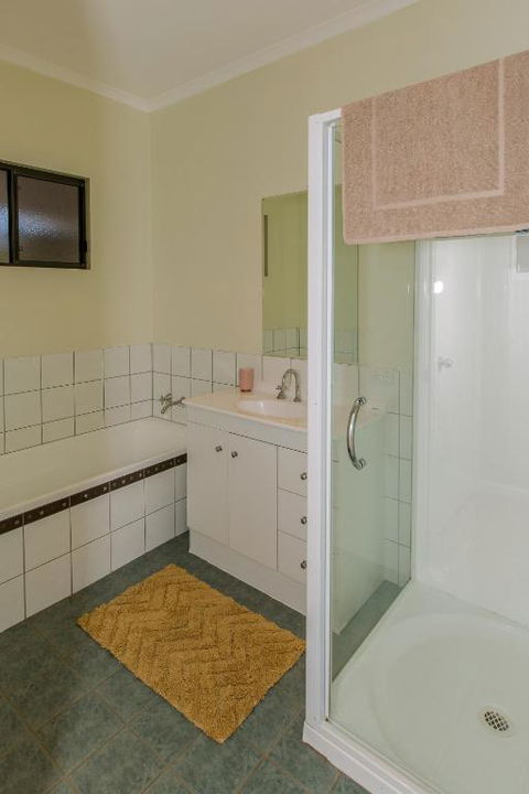 Desert Pea - Australia Accommodation 2