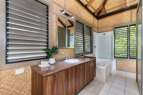 Absolute Beachfront - Australia Accommodation 7