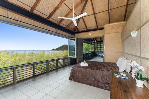 Absolute Beachfront - Australia Accommodation 3
