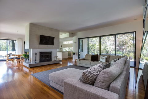 Kalina Retreat Tennis & Pool - Australia Accommodation 4