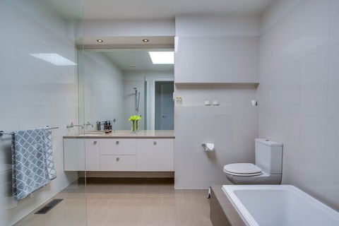 Kalina Retreat Tennis & Pool - Australia Accommodation 7