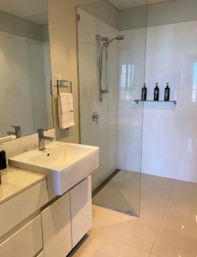 LOCATION LOCATION CITY VIEWS NETFLIX WIFI WINE - Australia Accommodation 4
