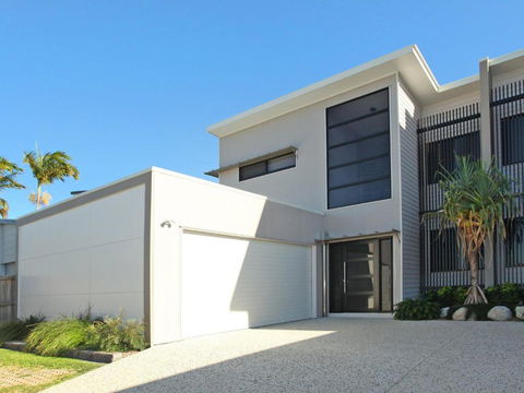 Culbara 23b Modern 5 Bedroom Townhouse On Canal With Plunge Pool Pontoon & Aircon! - Australia Accommodation 2