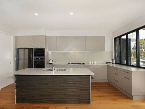 Culbara 23b Modern 5 Bedroom Townhouse On Canal With Plunge Pool Pontoon & Aircon! - Australia Accommodation 3