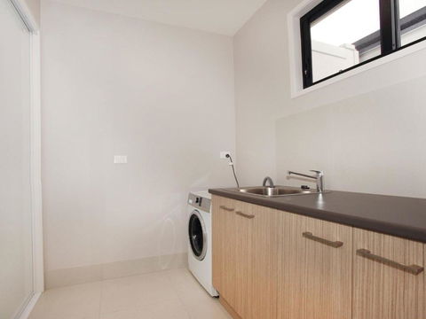 Culbara 23b Modern 5 Bedroom Townhouse On Canal With Plunge Pool Pontoon & Aircon! - Australia Accommodation 1