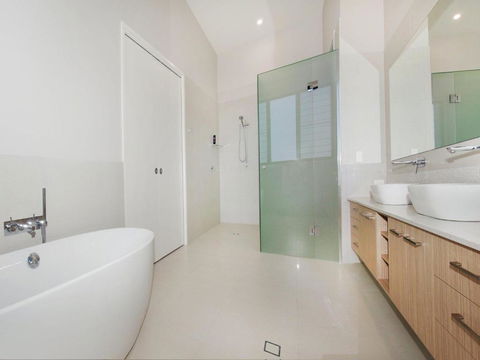 Culbara 23b Modern 5 Bedroom Townhouse On Canal With Plunge Pool Pontoon & Aircon! - Australia Accommodation 5