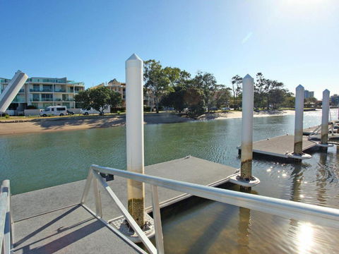 Culbara 23b Modern 5 Bedroom Townhouse On Canal With Plunge Pool Pontoon & Aircon! - Australia Accommodation 6