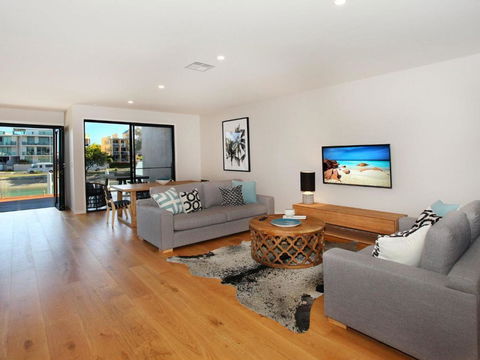Culbara 23b Modern 5 Bedroom Townhouse On Canal With Plunge Pool Pontoon & Aircon! - Australia Accommodation 4