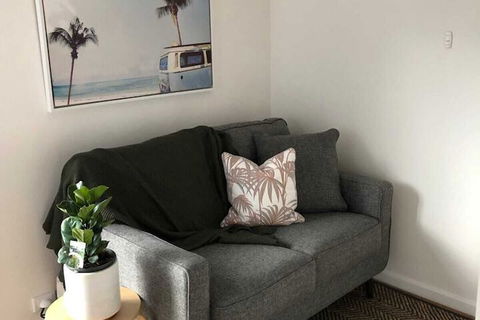 Sun-drenched 1 Bed Studio Apartment In Newtown - Australia Accommodation 3