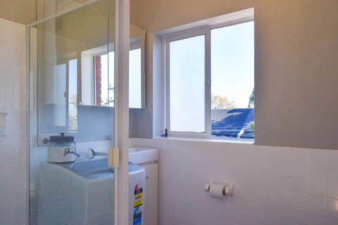 Sun-drenched 1 Bed Studio Apartment In Newtown - Australia Accommodation 2