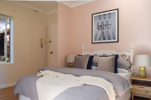 Sun-drenched 1 Bed Studio Apartment In Newtown - Australia Accommodation 1
