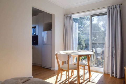 Sun-drenched 1 Bed Studio Apartment In Newtown - Australia Accommodation 4
