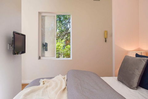 Sun-drenched 1 Bed Studio Apartment In Newtown - Australia Accommodation 5