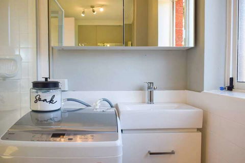 Sun-drenched 1 Bed Studio Apartment In Newtown - Australia Accommodation 7