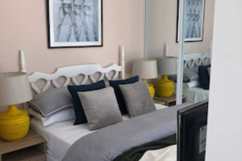 Sun-drenched 1 Bed Studio Apartment In Newtown - Australia Accommodation 0
