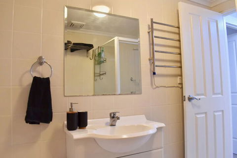 Quiet 1 Bedroom Flat In Concord - Australia Accommodation 5