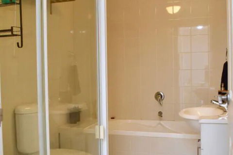 Quiet 1 Bedroom Flat In Concord - Australia Accommodation 3