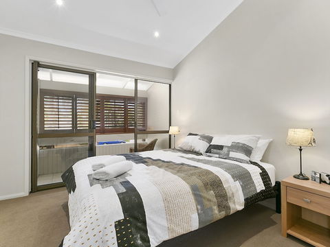A Superb Location For Enjoying The Best Of Noosa Unit 2 / 69 Noosa Parade - Australia Accommodation 2