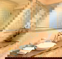 Modern 2 Bedroom Unit Close to CBD - Australia Accommodation