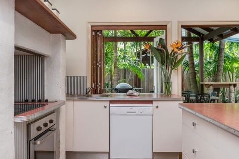 A SWEET ESCAPE Byron Surf Cottage Walk To Byron - Australia Accommodation 1