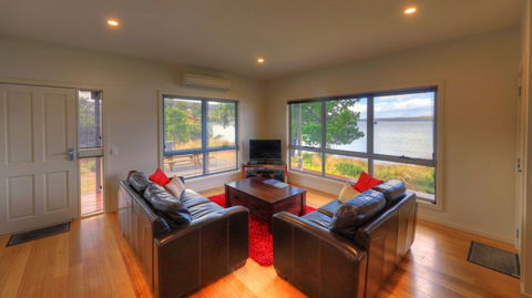 Tides Reach - Essentially Tas Dover - Australia Accommodation 5