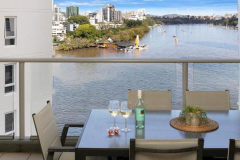 Amazing River View 3 Bedroom Apartment Brisbane CBD Netflix Fast Wifi Carpark - Australia Accommodation 3