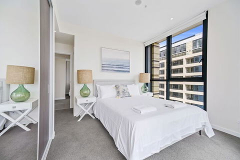 HomeHotel Ultra Luxury 2 Bedroom Next To Mall & Train - Australia Accommodation 2