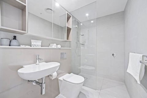 HomeHotel Ultra Luxury 2 Bedroom Next To Mall & Train - Australia Accommodation 5