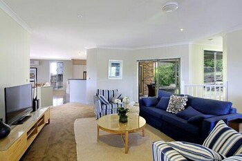 Away On Massinger Street - Australia Accommodation 3