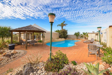 Osprey Holiday Village Unit 109 Pleasant 3 Bedroom Holiday Villa With A Pool In The Complex - Australia Accommodation 2