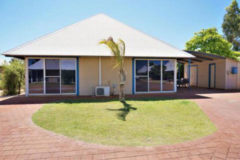Osprey Holiday Village Unit 109 Pleasant 3 Bedroom Holiday Villa With A Pool In The Complex - Australia Accommodation 0