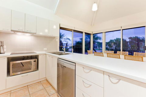 Osprey Holiday Village Unit 105 Tranquil 3 Bedroom Holiday Villa With A Pool In The Complex - Australia Accommodation 2