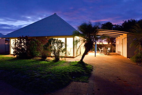 Osprey Holiday Village Unit 105 Tranquil 3 Bedroom Holiday Villa With A Pool In The Complex - Australia Accommodation 3