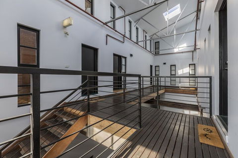 Fabulous Fitzroy Converted Warehouse - Australia Accommodation 7