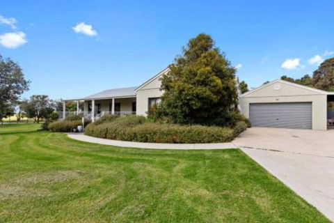 MERMAIDS On MARENGO Large Home With Wifi - Australia Accommodation 3